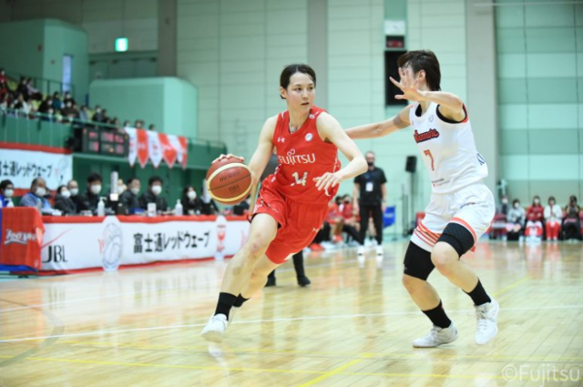 バスケットボールをする田中真美子